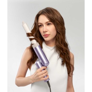 Фен Pocket Ultra поставляется с щипцами для завивки, которые позволяют без труда создавать красивые вьющиеся локоны, быстро укладывать волосы и придавать прическе элегантный вид.