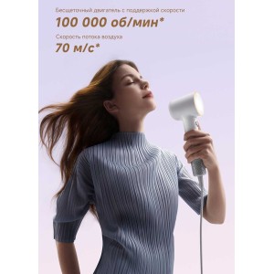 Фен Mini оснащен высокоскоростным двигателем, который создает поток воздуха, позволяющий высушить волосы длиной до плеч всего за 2 минуты, обеспечивая быструю и легкую укладку.Наслаждайтесь гладкостью и шелковистостью волос, экономя время и энергию для вашего насыщенного дня.