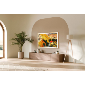 Он объединяет передовое качество изображения и продуманный дизайн, который станет украшением любого интерьера. Благодаря сменным рамкам телевизор может выглядеть как современная картина, гармонично вписываясь в гостиную, спальню или кабинет.

Экран с технологией QLED 4K обеспечивает яркое и детализированное изображение с глубокими оттенками и естественной цветопередачей. Интеллектуальный процессор Dreamind обрабатывает каждую сцену в реальном времени — повышает контраст, улучшает четкость и даже выполняет апскейл видео 2K до 4K, сохраняя естественность картинки.