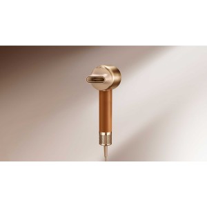 Фен Miracle Pro выполнен в элегантном матовом корпусе с
гальваническим покрытием, сочетая современный дизайн и удобную
нескользящую ручку.