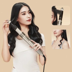 Создайте игривые волосы   Насадка для завивки направляет воздух изнутри наружу, оставляя зазор для бережной укладки волос. Благодаря удобным настройкам и автоматическому наматыванию она позволяет без труда создать упругие локоны.